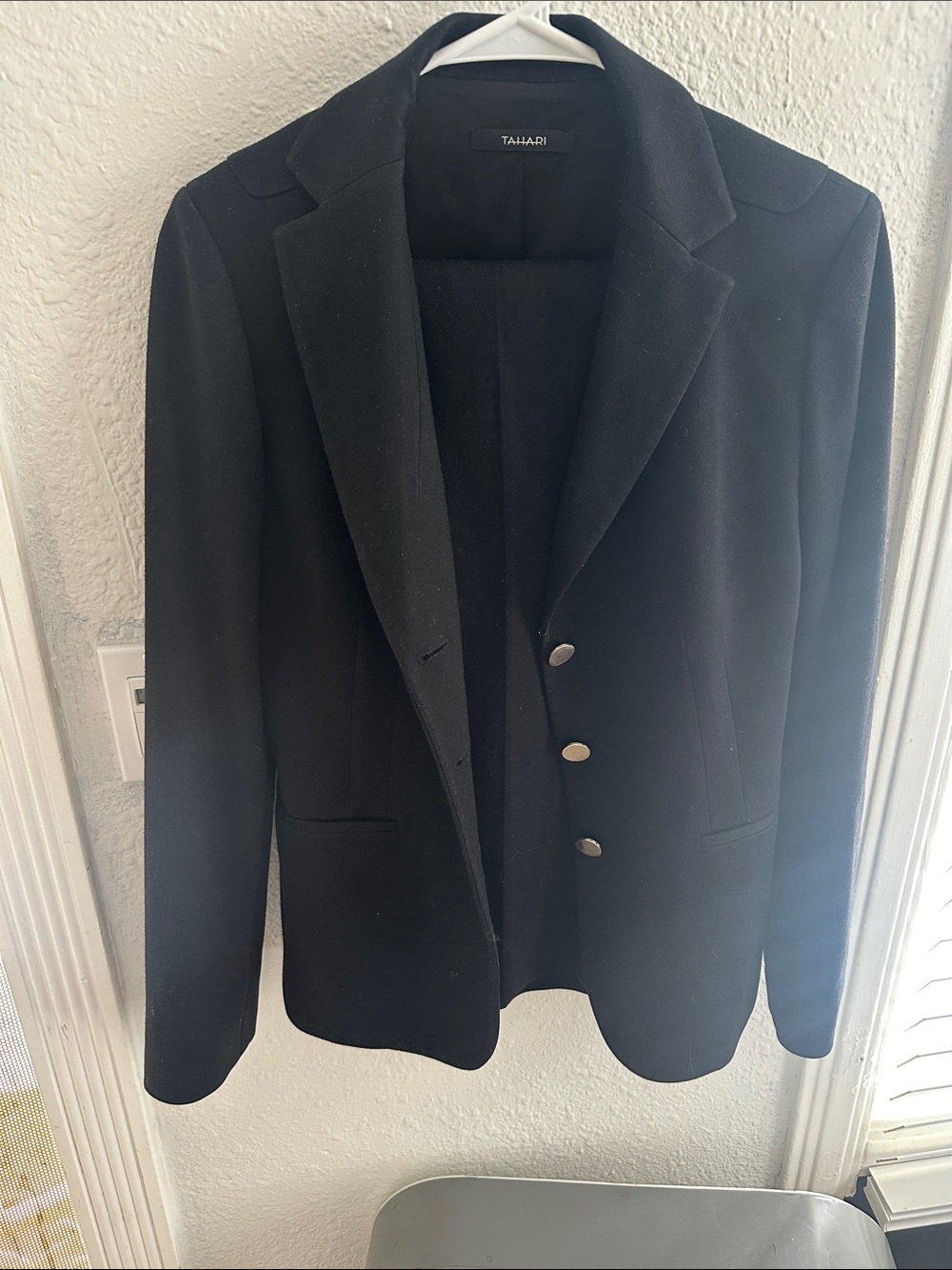 Tahari Black Single-Breasted Women's Blazer with Notch Lapel